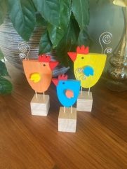 Paaskippen op houten blokje
