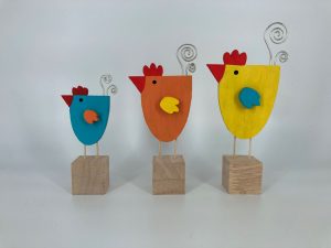Paaskippen op houten blokje