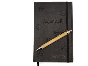 Gepersonaliseerd notitieboekje met gegraveerde houten pen