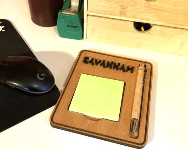 Post-it houder met gegraveerde pen