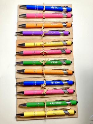 Gegraveerde houten penhouder